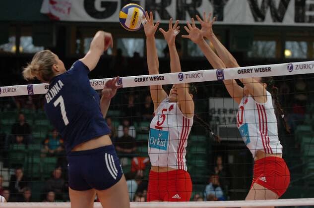 Malgorzata Glinka Mogentale (Polen, li.) gegen Aysun Özbek (Mitte) und Kirdar Gözde (beide Tükei) Volleyball Länderspiel Damen Olympiaqualifikation 2008, Olympia Qualifikation, Nationalteam, Nationaltrikot, Vdig Gruppe Halle Westfalen Dynamik, Volleyball Länderspiel Damen Olympiaqualifikation 2008, Olympia Qualifikation, Nationalteam, Nationaltrikot, Vdig Gruppe Halle Westfalen Dynamik,