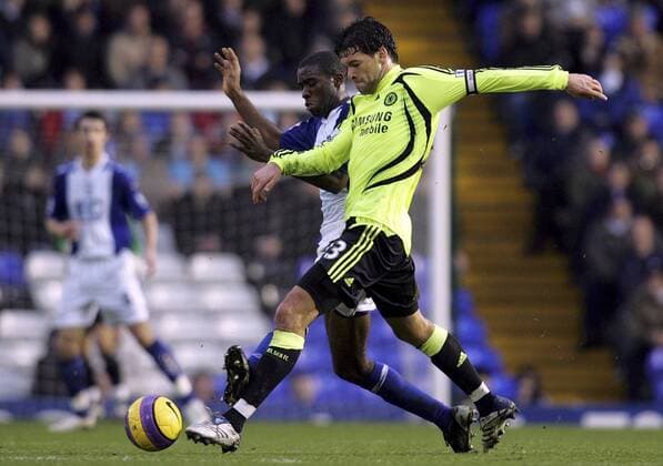Michael Ballack (Chelsea, re.) gegen Fabrice Muamba (Birmingham City) - EDITORIAL USE ONLY. No use with unauthorised audio, video, data, fixture lists, club league logos or live services. Online in-match use limited to 120 images, no video emulation. No use in betting, games or single club league player publications. Fußball Herren English Premier League 2007 2008, 1. Englische Liga, Birmingham City - Chelsea FC London 0:1 Gruppe Birmingham Dynamik, Kampf, Fußball Herren English Premier League 2007 2008, 1. Englische Liga, Birmingham City - Chelsea FC London 0:1 Gruppe Birmingham Dynamik, Kampf,