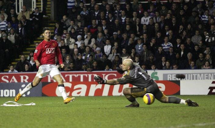 Cristiano Ronaldo (Manchester United, li.) trifft gegen Torwart Marcus Hahnemann (Reading) - EDITORIAL USE ONLY. No use with unauthorised audio, video, data, fixture lists, club league logos or live services. Online in-match use limited to 120 images, no video emulation. No use in betting, games or single club league player publications. Fußball Herren English Premier League 2007 2008, 1. Englische Liga, Reading FC - Manchester United 0:2, ManU Gruppe Reading Fußball Herren English Premier League 2007 2008, 1. Englische Liga, Reading FC - Manchester United 0:2, ManU Gruppe Reading
