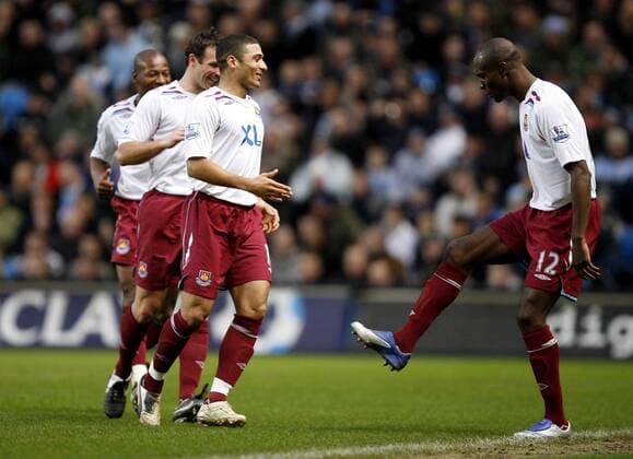 Carlton Cole (West Ham, re.) jubelt mit seinen Teamkollegen - EDITORIAL USE ONLY. No use with unauthorised audio, video, data, fixture lists, club league logos or live services. Online in-match use limited to 120 images, no video emulation. No use in betting, games or single club league player publications. Fußball Herren English Premier League 2007 2008, 1. Englische Liga, West Ham United Gruppe Manchester Freude, Fußball Herren English Premier League 2007 2008, 1. Englische Liga, West Ham United Gruppe Manchester Freude,