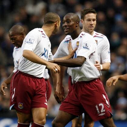 Carlton Cole (West Ham, re.) jubelt mit seinen Teamkollegen - EDITORIAL USE ONLY. No use with unauthorised audio, video, data, fixture lists, club league logos or live services. Online in-match use limited to 120 images, no video emulation. No use in betting, games or single club league player publications. Fußball Herren English Premier League 2007 2008, 1. Englische Liga, West Ham United Gruppe Manchester Freude, Fußball Herren English Premier League 2007 2008, 1. Englische Liga, West Ham United Gruppe Manchester Freude,