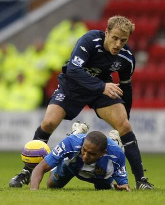 Wilson Palacios (Wigan, am Boden) gegen Phil Neville (Everton) - EDITORIAL USE ONLY. No use with unauthorised audio, video, data, fixture lists, club league logos or live services. Online in-match use limited to 120 images, no video emulation. No use in betting, games or single club league player publications. Fußball Herren English Premier League 2007 2008, 1. Englische Liga, Wigan Athletic - FC Everton 1:2 Gruppe Wigan Dynamik, Fußball Herren English Premier League 2007 2008, 1. Englische Liga, Wigan Athletic - FC Everton 1:2 Gruppe Wigan Dynamik,