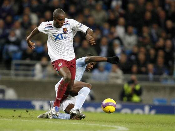 Carlton Cole (West Ham, li.) gegen Micah Richards (Manchester City) - EDITORIAL USE ONLY. No use with unauthorised audio, video, data, fixture lists, club league logos or live services. Online in-match use limited to 120 images, no video emulation. No use in betting, games or single club league player publications. Fußball Herren English Premier League 2007 2008, 1. Englische Liga, Manchester City - West Ham United 1:1 Gruppe Manchester Dynamik, Fußball Herren English Premier League 2007 2008, 1. Englische Liga, Manchester City - West Ham United 1:1 Gruppe Manchester Dynamik,