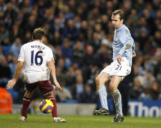 Dietmar Hamann (Manchester City, re.) gegen Mark Noble (West Ham) - EDITORIAL USE ONLY. No use with unauthorised audio, video, data, fixture lists, club league logos or live services. Online in-match use limited to 120 images, no video emulation. No use in betting, games or single club league player publications. Fußball Herren English Premier League 2007 2008, 1. Englische Liga, Manchester City - West Ham United 1:1 Gruppe Manchester Dynamik, Fußball Herren English Premier League 2007 2008, 1. Englische Liga, Manchester City - West Ham United 1:1 Gruppe Manchester Dynamik,