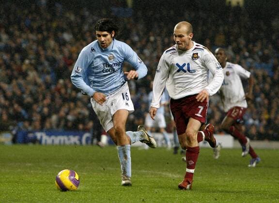 Vedran Corluka (Manchester City, li.) gegen Fredrik Ljungberg (West Ham) - EDITORIAL USE ONLY. No use with unauthorised audio, video, data, fixture lists, club league logos or live services. Online in-match use limited to 120 images, no video emulation. No use in betting, games or single club league player publications. Fußball Herren English Premier League 2007 2008, 1. Englische Liga, Manchester City - West Ham United 1:1 Gruppe Manchester Dynamik, Fußball Herren English Premier League 2007 2008, 1. Englische Liga, Manchester City - West Ham United 1:1 Gruppe Manchester Dynamik,