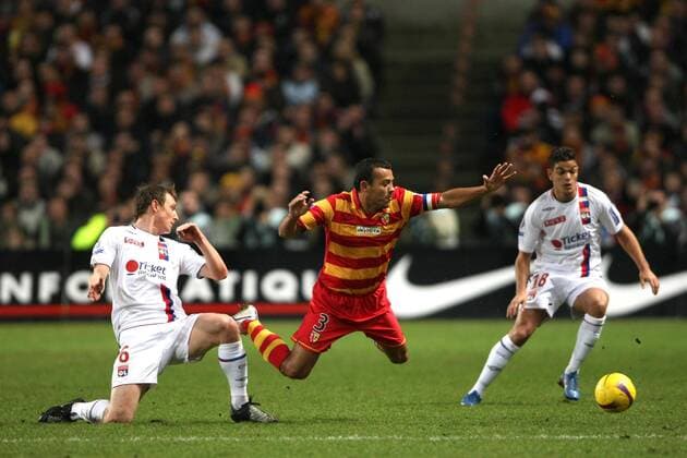 Kim Källström (Lyon, li.) gegen Vitorino Hilton (Lens) - (pan220516) Fußball Herren Ligue 1 2007 2008, 1. Französische Liga, Racing Club de Lens - Olympique Lyonnais 3:0, RC, OL Gruppe Lens Dynamik, Kampf, Fußball Herren Ligue 1 2007 2008, 1. Französische Liga, Racing Club de Lens - Olympique Lyonnais 3:0, RC, OL Gruppe Lens Dynamik, Kampf,