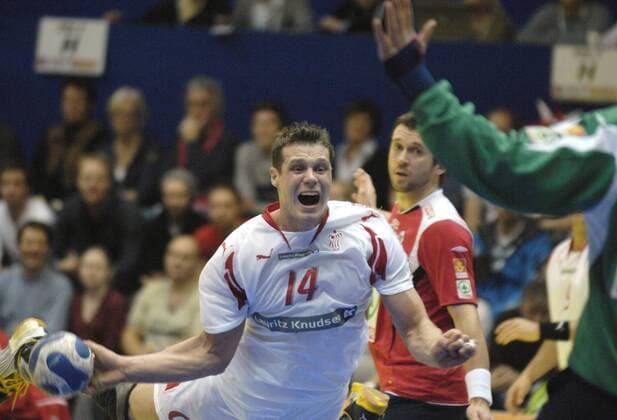 Michael Knudsen (Norwegen) am Ball Handball Länderspiel Herren EM 2008, Gruppe B, Nationalteam, Nationaltrikot, Dänemark - Norwegen 26:27 Gruppe Drammen Dynamik, Handball Länderspiel Herren EM 2008, Gruppe B, Nationalteam, Nationaltrikot, Dänemark - Norwegen 26:27 Gruppe Drammen Dynamik,