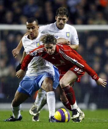 Fernando Torres (Liverpool, re.) gegen Wilfred Bouma (Aston Villa) - EDITORIAL USE ONLY. No use with unauthorised audio, video, data, fixture lists, club league logos or live services. Online in-match use limited to 120 images, no video emulation. No use in betting, games or single club league player publications. Fußball Herren English Premier League 2007 2008, 1. Englische Liga, Liverpool FC - Aston Villa 2:2 Gruppe Liverpool Dynamik, Fußball Herren English Premier League 2007 2008, 1. Englische Liga, Liverpool FC - Aston Villa 2:2 Gruppe Liverpool Dynamik,