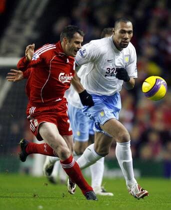 Jamie Carragher (Liverpool, li.) gegen John Carew (Aston Villa) - EDITORIAL USE ONLY. No use with unauthorised audio, video, data, fixture lists, club league logos or live services. Online in-match use limited to 120 images, no video emulation. No use in betting, games or single club league player publications. Fußball Herren English Premier League 2007 2008, 1. Englische Liga, Liverpool FC - Aston Villa 2:2 Gruppe Liverpool Dynamik, Fußball Herren English Premier League 2007 2008, 1. Englische Liga, Liverpool FC - Aston Villa 2:2 Gruppe Liverpool Dynamik,