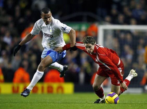 Fernando Torres (Liverpool, re.) gegen Wilfred Bouma (Aston Villa) - EDITORIAL USE ONLY. No use with unauthorised audio, video, data, fixture lists, club league logos or live services. Online in-match use limited to 120 images, no video emulation. No use in betting, games or single club league player publications. Fußball Herren English Premier League 2007 2008, 1. Englische Liga, Liverpool FC - Aston Villa 2:2 Gruppe Liverpool Dynamik, Fußball Herren English Premier League 2007 2008, 1. Englische Liga, Liverpool FC - Aston Villa 2:2 Gruppe Liverpool Dynamik,
