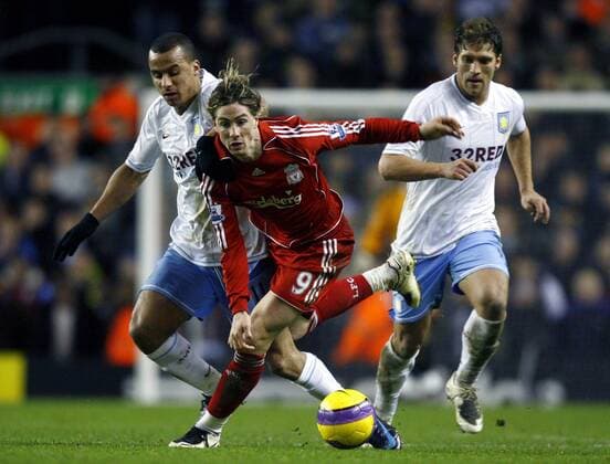 Fernando Torres (Liverpool, Mitte) gegen Wilfred Bouma (li.) und Stilian Petrov (beide Aston Villa) - EDITORIAL USE ONLY. No use with unauthorised audio, video, data, fixture lists, club league logos or live services. Online in-match use limited to 120 images, no video emulation. No use in betting, games or single club league player publications. Fußball Herren English Premier League 2007 2008, 1. Englische Liga, Liverpool FC - Aston Villa 2:2 Gruppe Liverpool Dynamik, Fußball Herren English Premier League 2007 2008, 1. Englische Liga, Liverpool FC - Aston Villa 2:2 Gruppe Liverpool Dynamik,