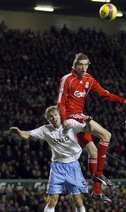 Peter Crouch (Liverpool, re.) gegen Martin Laursen (Aston Villa) - EDITORIAL USE ONLY. No use with unauthorised audio, video, data, fixture lists, club league logos or live services. Online in-match use limited to 120 images, no video emulation. No use in betting, games or single club league player publications. Fußball Herren English Premier League 2007 2008, 1. Englische Liga, Liverpool FC - Aston Villa 2:2 Gruppe Liverpool Dynamik, Fußball Herren English Premier League 2007 2008, 1. Englische Liga, Liverpool FC - Aston Villa 2:2 Gruppe Liverpool Dynamik,