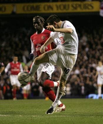 Robbie Keane (Tottenham Hotspurs, re.) gegen Bacary Sagna (Arsenal) - EDITORIAL USE ONLY. No use with unauthorised audio, video, data, fixture lists, club league logos or live services. Online in-match use limited to 120 images, no video emulation. No use in betting, games or single club league player publications. Fußball Herren Carling Cup 2007 2008, League, Ligapokal, englischer Pokal, Halbfinale, Spurs Gruppe London Dynamik, Fußball Herren Carling Cup 2007 2008, League, Ligapokal, englischer Pokal, Halbfinale, Spurs Gruppe London Dynamik,
