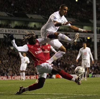 Bacary Sagna (Arsenal, li.) gegen Kevin Prince Boateng (Tottenham Hotspurs) - EDITORIAL USE ONLY. No use with unauthorised audio, video, data, fixture lists, club league logos or live services. Online in-match use limited to 120 images, no video emulation. No use in betting, games or single club league player publications. Fußball Herren Carling Cup 2007 2008, League, Ligapokal, englischer Pokal, Halbfinale, Spurs Gruppe London Dynamik, Kampf, Fußball Herren Carling Cup 2007 2008, League, Ligapokal, englischer Pokal, Halbfinale, Spurs Gruppe London Dynamik, Kampf,