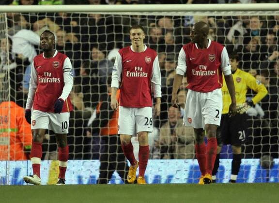 V.li.: William Gallas, Nicklas Bendtner und Vassiriki Abou Diaby (alle Arsenal) enttäuscht - EDITORIAL USE ONLY. No use with unauthorised audio, video, data, fixture lists, club league logos or live services. Online in-match use limited to 120 images, no video emulation. No use in betting, games or single club league player publications. Fußball Herren Carling Cup 2007 2008, League, Ligapokal, englischer Pokal, Halbfinale, Arsenal FC London Gruppe London Enttäuschung, Fußball Herren Carling Cup 2007 2008, League, Ligapokal, englischer Pokal, Halbfinale, Arsenal FC London Gruppe London Enttäuschung,