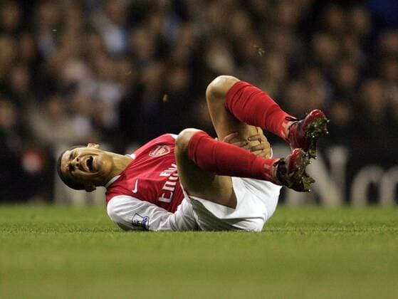 Denilson (Arsenal) verletzt am Boden - EDITORIAL USE ONLY. No use with unauthorised audio, video, data, fixture lists, club league logos or live services. Online in-match use limited to 120 images, no video emulation. No use in betting, games or single club league player publications. Fußball Herren Carling Cup 2007 2008, League, Ligapokal, englischer Pokal, Halbfinale, Arsenal FC London Einzelbild London Fußball Herren Carling Cup 2007 2008, League, Ligapokal, englischer Pokal, Halbfinale, Arsenal FC London Einzelbild London