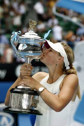 Maria Sharapova (Russland), Siegerin der Australian Open 2008, küsst ihren Pokal Tennis Damen Australian Open 2008, Grand Slam, WTA Tour, Finale, Endspiel Einzelbild Melbourne Freude, Tennis Damen Australian Open 2008, Grand Slam, WTA Tour, Finale, Endspiel Einzelbild Melbourne Freude,