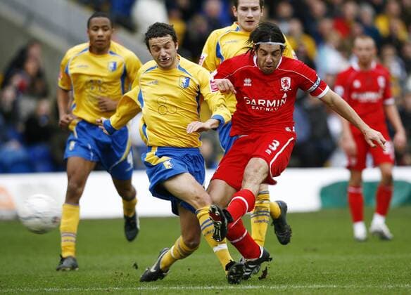 Julio Arca (Middlesbrough, re.) gegen Gareth Jelleyman (Mansfield Town) - EDITORIAL USE ONLY. No use with unauthorised audio, video, data, fixture lists, club league logos or live services. Online in-match use limited to 120 images, no video emulation. No use in betting, games or single club league player publications. Fußball Herren FA Cup 2007 2008, Englischer Pokal, Pokalspiel, Mansfield Town - Middlesbrough FC 0:2 Gruppe Mansfield Dynamik, Fußball Herren FA Cup 2007 2008, Englischer Pokal, Pokalspiel, Mansfield Town - Middlesbrough FC 0:2 Gruppe Mansfield Dynamik,