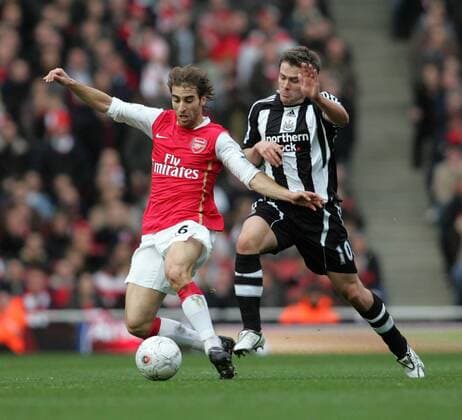 Mathieu Flamini (Arsenal, li.) gegen Michael Owen (Newcastle) - EDITORIAL USE ONLY. No use with unauthorised audio, video, data, fixture lists, club league logos or live services. Online in-match use limited to 120 images, no video emulation. No use in betting, games or single club league player publications. Fußball Herren FA Cup 2007 2008, englischer Pokal, Pokalspiel, FC Arsenal London - Newcastle United Gruppe London Dynamik, Kampf, Fußball Herren FA Cup 2007 2008, englischer Pokal, Pokalspiel, FC Arsenal London - Newcastle United Gruppe London Dynamik, Kampf,