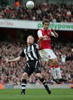 Mathieu Flamini (Arsenal, re.) gegen Damien Duff (Newcastle) - EDITORIAL USE ONLY. No use with unauthorised audio, video, data, fixture lists, club league logos or live services. Online in-match use limited to 120 images, no video emulation. No use in betting, games or single club league player publications. Fußball Herren FA Cup 2007 2008, englischer Pokal, Pokalspiel, FC Arsenal London - Newcastle United Gruppe London Dynamik, Fußball Herren FA Cup 2007 2008, englischer Pokal, Pokalspiel, FC Arsenal London - Newcastle United Gruppe London Dynamik,