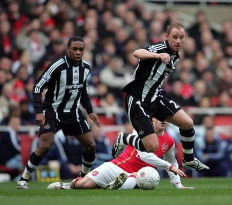 Nicky Butt (Newcastle, re.) erobert den Ball - EDITORIAL USE ONLY. No use with unauthorised audio, video, data, fixture lists, club league logos or live services. Online in-match use limited to 120 images, no video emulation. No use in betting, games or single club league player publications. Fußball Herren FA Cup 2007 2008, englischer Pokal, Pokalspiel, FC Arsenal London - Newcastle United Gruppe London Dynamik, Fußball Herren FA Cup 2007 2008, englischer Pokal, Pokalspiel, FC Arsenal London - Newcastle United Gruppe London Dynamik,