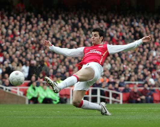 Cesc Fabregas (Arsenal) streckt sich nach dem Ball - EDITORIAL USE ONLY. No use with unauthorised audio, video, data, fixture lists, club league logos or live services. Online in-match use limited to 120 images, no video emulation. No use in betting, games or single club league player publications. Fußball Herren FA Cup 2007 2008, Englischer Pokal, Pokalspiel, Arsenal FC London Einzelbild London Dynamik, Fußball Herren FA Cup 2007 2008, Englischer Pokal, Pokalspiel, Arsenal FC London Einzelbild London Dynamik,