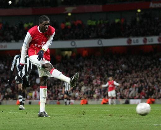 Emmanuel Adebayor (Arsenal) am Ball - EDITORIAL USE ONLY. No use with unauthorised audio, video, data, fixture lists, club league logos or live services. Online in-match use limited to 120 images, no video emulation. No use in betting, games or single club league player publications. Fußball Herren FA Cup 2007 2008, Englischer Pokal, Pokalspiel, Arsenal FC London - Newcastle United 3:0 Einzelbild London Dynamik, Fußball Herren FA Cup 2007 2008, Englischer Pokal, Pokalspiel, Arsenal FC London - Newcastle United 3:0 Einzelbild London Dynamik,