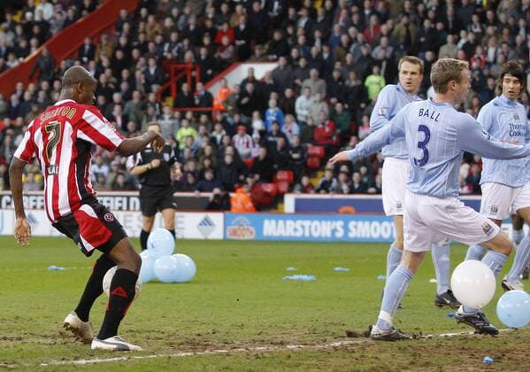 Luton Shelton (Sheffield United, li.) erzielt den Treffer zum 1:0, Michael Ball (Manchester City) stolpert über einen als Wurfgeschoss mißbrauchten Luftballon - EDITORIAL USE ONLY. No use with unauthorised audio, video, data, fixture lists, club league logos or live services. Online in-match use limited to 120 images, no video emulation. No use in betting, games or single club league player publications. Fußball Herren FA Cup 2007 2008, Englischer Pokal, Pokalspiel, Sheffield United FC - Manchester City 2:1 Gruppe Sheffield Dynamik, Fußball Herren FA Cup 2007 2008, Englischer Pokal, Pokalspiel, Sheffield United FC - Manchester City 2:1 Gruppe Sheffield Dynamik,