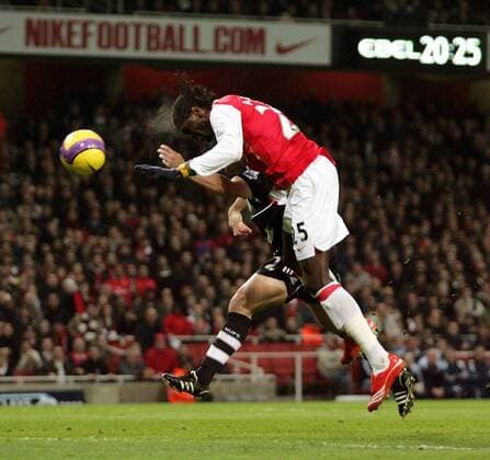 Emmanuel Adebayor (Arsenal, vorn) erzielt per Kopfball den Treffer zum 1:0 - EDITORIAL USE ONLY. No use with unauthorised audio, video, data, fixture lists, club league logos or live services. Online in-match use limited to 120 images, no video emulation. No use in betting, games or single club league player publications. Fußball Herren English Premier League 2007 2008, 1. Englische Liga, Arsenal FC London - Newcastle United Gruppe London Dynamik, Kampf, Fußball Herren English Premier League 2007 2008, 1. Englische Liga, Arsenal FC London - Newcastle United Gruppe London Dynamik, Kampf,