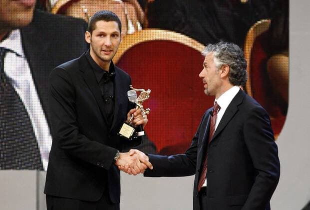 Marco Materazzi (Inter Mailand Italien, li.) wird von Nationaltrainer Roberto Donadoni (Italien) als bester Abwehrspieler der Serie A 2007 ausgezeichnet - Fußball Herren Oscar del Calcio 2008, Ehrung, Auszeichnung, Spielerehrung, Spielerauszeichnung, Preisverleihung Gruppe Serie A 2007 2008, 1. Italienische Liga, Mailand, FC Internationale Mailand Fußball Herren Oscar del Calcio 2008, Ehrung, Auszeichnung, Spielerehrung, Spielerauszeichnung, Preisverleihung Gruppe Serie A 2007 2008, 1. Italienische Liga, Mailand, FC Internationale Mailand