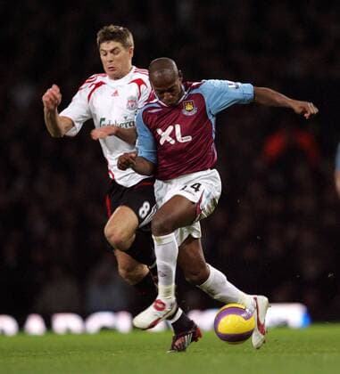 Luis Boa Morte (West Ham, re.) gegen Steven Gerrard (Liverpool) - EDITORIAL USE ONLY. No use with unauthorised audio, video, data, fixture lists, club league logos or live services. Online in-match use limited to 120 images, no video emulation. No use in betting, games or single club league player publications. Fußball Herren English Premier League 2007 2008, 1. Englische Liga, West Ham United - Liverpool FC Gruppe London Dynamik, Kampf, Fußball Herren English Premier League 2007 2008, 1. Englische Liga, West Ham United - Liverpool FC Gruppe London Dynamik, Kampf,