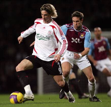 Fernando Torres (Liverpool, li.) gegen Matthew Upson (West Ham) - EDITORIAL USE ONLY. No use with unauthorised audio, video, data, fixture lists, club league logos or live services. Online in-match use limited to 120 images, no video emulation. No use in betting, games or single club league player publications. Fußball Herren English Premier League 2007 2008, 1. Englische Liga, West Ham United - Liverpool FC Gruppe London Dynamik, Fußball Herren English Premier League 2007 2008, 1. Englische Liga, West Ham United - Liverpool FC Gruppe London Dynamik,