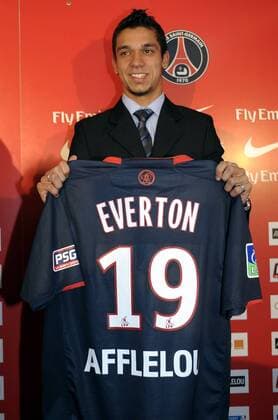 Neuzugang Everton (Paris St. Germain) präsentiert sein neues Trikot mit der Rückennummer 19 - (pan24296) Fußball Herren Ligue 1 2007 2008, 1. Französische Liga, Paris Saint Germain, PSG, Pressekonferenz, Pressetermin, Einzelbild Paris Fußball Herren Ligue 1 2007 2008, 1. Französische Liga, Paris Saint Germain, PSG, Pressekonferenz, Pressetermin, Einzelbild Paris