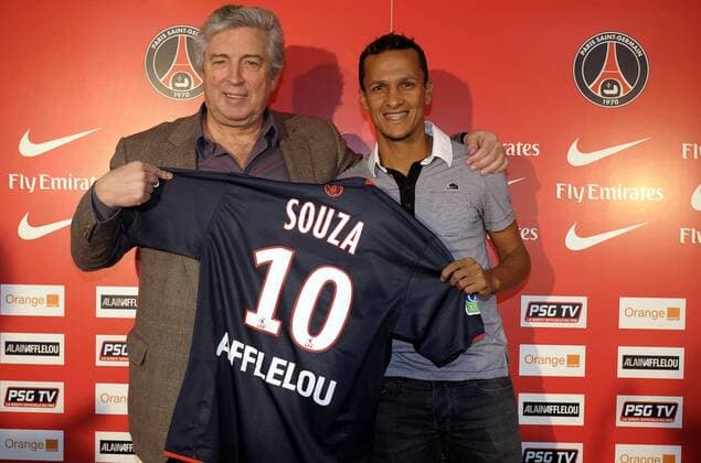 Präsident Alain Cayzac (li.) präsentiert Neuzugang Souza (beide Paris St. Germain) und dessen neues Trikot mit der Rückennummer 10 - (pan24296) Fußball Herren Ligue 1 2007 2008, 1. Französische Liga, Paris Saint Germain, PSG, Pressekonferenz, Pressetermin, Gruppe Paris Fußball Herren Ligue 1 2007 2008, 1. Französische Liga, Paris Saint Germain, PSG, Pressekonferenz, Pressetermin, Gruppe Paris