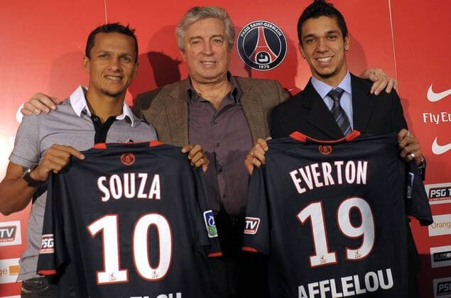 Präsident Alain Cayzac (Mitte) präsentiert die Neuzugänge Souza (li.) und Everton (alle Paris St. Germain) mit ihren neuen Trikots - (pan24296) Fußball Herren Ligue 1 2007 2008, 1. Französische Liga, Paris Saint Germain, PSG, Pressekonferenz, Pressetermin, Gruppe Paris Fußball Herren Ligue 1 2007 2008, 1. Französische Liga, Paris Saint Germain, PSG, Pressekonferenz, Pressetermin, Gruppe Paris