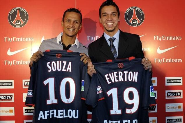 Die Neuzugänge Souza (li.) und Everton (beide Paris St. Germain) präsentieren ihren neuen Trikots - (pan24296) Fußball Herren Ligue 1 2007 2008, 1. Französische Liga, Paris Saint Germain, PSG, Pressekonferenz, Pressetermin, Gruppe Paris Fußball Herren Ligue 1 2007 2008, 1. Französische Liga, Paris Saint Germain, PSG, Pressekonferenz, Pressetermin, Gruppe Paris