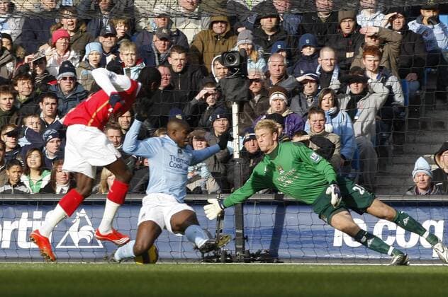Torwart Joe Hart (Manchester City) kassiert gegen Emmanuel Adebayor (Arsenal, li.) das 0:1 - EDITORIAL USE ONLY. No use with unauthorised audio, video, data, fixture lists, club league logos or live services. Online in-match use limited to 120 images, no video emulation. No use in betting, games or single club league player publications. Fußball Herren English Premier League 2007 2008, 1. Englische Liga, Manchester City - Arsenal FC London Gruppe Manchester Dynamik, Kampf, Fußball Herren English Premier League 2007 2008, 1. Englische Liga, Manchester City - Arsenal FC London Gruppe Manchester Dynamik, Kampf,