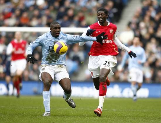 Micah Richards (Manchester City, li.) gegen Emmanuel Adebayor (Arsenal) - EDITORIAL USE ONLY. No use with unauthorised audio, video, data, fixture lists, club league logos or live services. Online in-match use limited to 120 images, no video emulation. No use in betting, games or single club league player publications. Fußball Herren English Premier League 2007 2008, 1. Englische Liga, Manchester City - Arsenal FC London 1:3 Gruppe Manchester Dynamik, Kampf, Fußball Herren English Premier League 2007 2008, 1. Englische Liga, Manchester City - Arsenal FC London 1:3 Gruppe Manchester Dynamik, Kampf,