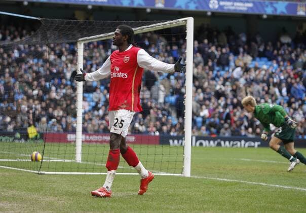 Emmanuel Adebayor (Arsenal) - Torjubel, während der gegnerische Torwart den Ball aus dem Netz holen will - EDITORIAL USE ONLY. No use with unauthorised audio, video, data, fixture lists, club league logos or live services. Online in-match use limited to 120 images, no video emulation. No use in betting, games or single club league player publications. Fußball Herren English Premier League 2007 2008, 1. Englische Liga, Manchester City - Arsenal FC London Einzelbild Manchester Freude, Fußball Herren English Premier League 2007 2008, 1. Englische Liga, Manchester City - Arsenal FC London Einzelbild Manchester Freude,