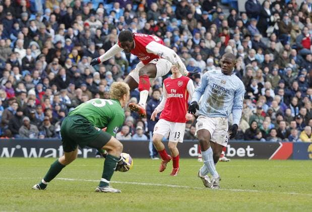 Torwart Joe Hart (Manchester City, li.) vor Emmanuel Adebayor (Arsenal, Mitte) am Ball; re.: Micah Richards (Manchester City) - EDITORIAL USE ONLY. No use with unauthorised audio, video, data, fixture lists, club league logos or live services. Online in-match use limited to 120 images, no video emulation. No use in betting, games or single club league player publications. Fußball Herren English Premier League 2007 2008, 1. Englische Liga, Manchester City - Arsenal FC London Gruppe Manchester Dynamik, Fußball Herren English Premier League 2007 2008, 1. Englische Liga, Manchester City - Arsenal FC London Gruppe Manchester Dynamik,
