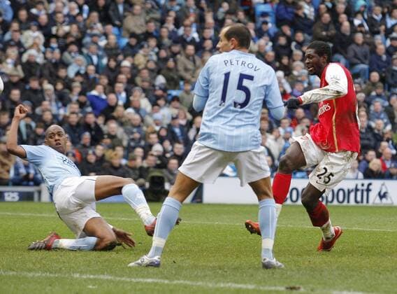 Emmanuel Adebayor (Arsenal, re.) schneller als Martin Petrov (Manchester City) - EDITORIAL USE ONLY. No use with unauthorised audio, video, data, fixture lists, club league logos or live services. Online in-match use limited to 120 images, no video emulation. No use in betting, games or single club league player publications. Fußball Herren English Premier League 2007 2008, 1. Englische Liga, Manchester City - Arsenal FC London Gruppe Manchester Dynamik, Fußball Herren English Premier League 2007 2008, 1. Englische Liga, Manchester City - Arsenal FC London Gruppe Manchester Dynamik,