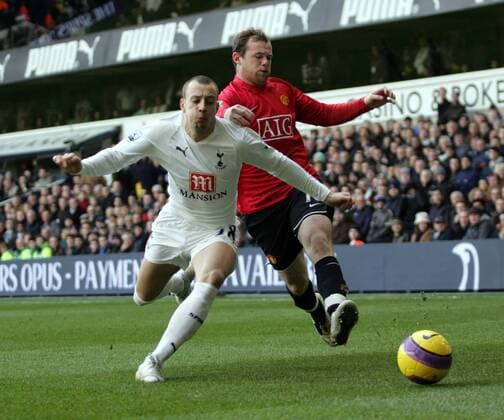 Alan Hutton (Tottenham Hotspurs, li.) gegen Wayne Rooney (Manchester United) - EDITORIAL USE ONLY. No use with unauthorised audio, video, data, fixture lists, club league logos or live services. Online in-match use limited to 120 images, no video emulation. No use in betting, games or single club league player publications. Fußball Herren English Premier League 2007 2008, 1. Englische Liga Tottenham Hotspur - Manchester United Spurs ManU Gruppe London Dynamik, Kampf, Fußball Herren English Premier League 2007 2008, 1. Englische Liga Tottenham Hotspur - Manchester United Spurs ManU Gruppe London Dynamik, Kampf,