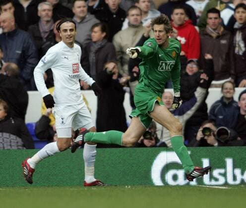 Torwart Edwin van der Sar (Manchester United) reklamiert während Dimitar Berbatov (Tottenham Hotspurs) jubelt - EDITORIAL USE ONLY. No use with unauthorised audio, video, data, fixture lists, club league logos or live services. Online in-match use limited to 120 images, no video emulation. No use in betting, games or single club league player publications. Fußball Herren English Premier League 2007 2008, 1. Englische Liga Tottenham Hotspur - Manchester United Spurs ManU Gruppe London Freude, Fußball Herren English Premier League 2007 2008, 1. Englische Liga Tottenham Hotspur - Manchester United Spurs ManU Gruppe London Freude,