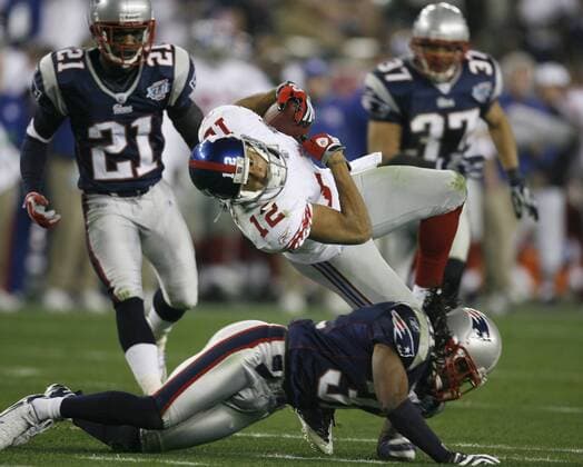 Steve Smith (New York Giants, Mitte) gegen Brandon Meriweather (New England Patriots, am Boden) - (SBP20080203440) American Football Herren 42. Super Bowl 2008, SuperBowl, Finale, Endspiel, XLII, NFL 2007, NY, N Y Gruppe Glendale Dynamik, American Football Herren 42. Super Bowl 2008, SuperBowl, Finale, Endspiel, XLII, NFL 2007, NY, N Y Gruppe Glendale Dynamik,