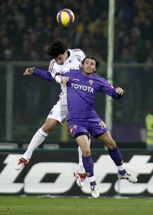Giampaolo Pazzini (AC Florenz, re.) gegen Kakhaber Kaladze (AC Mailand) - Fußball Herren Serie A 2007 2008, 1. Italienische Liga, ACF Fiorentina - AC Mailand 0:1, Milan Gruppe Florenz Dynamik, Höhe, Kampf, Fußball Herren Serie A 2007 2008, 1. Italienische Liga, ACF Fiorentina - AC Mailand 0:1, Milan Gruppe Florenz Dynamik, Höhe, Kampf,
