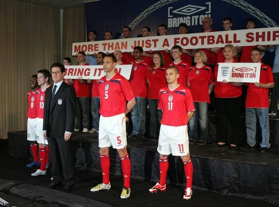 Präsentation des neuen Nationaltrikots Englands - EDITORIAL USE ONLY. No use with unauthorised audio, video, data, fixture lists, club league logos or live services. Online in-match use limited to 120 images, no video emulation. No use in betting, games or single club league player publications. Fußball Herren Nationalmannschaft 2008, Nationaltrikot, neues Trikot, Trikotpräsentation Totale Fußball Herren Nationalmannschaft 2008, Nationaltrikot, neues Trikot, Trikotpräsentation Totale