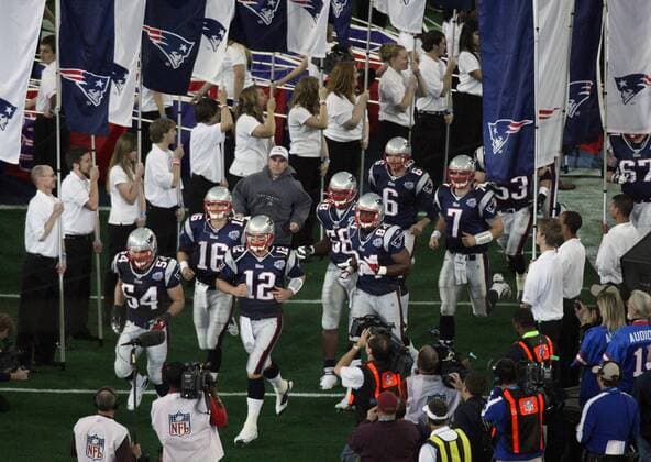 Einmarsch der New England Patriots - (SBP20080203731) American Football Herren 42. Super Bowl 2008, Superbowl, XLII, NFL 2007, Finale, Endspiel Totale Glendale American Football Herren 42. Super Bowl 2008, Superbowl, XLII, NFL 2007, Finale, Endspiel Totale Glendale