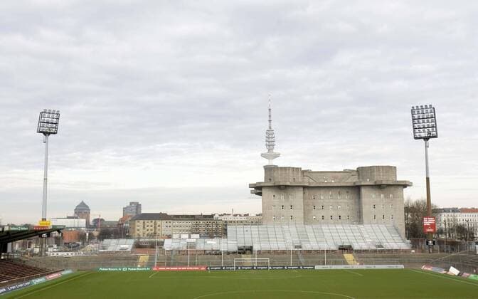Fußball, Stadiongeschichte FC St. Pauli Tribünenneubau im Millerntorstadion, Heimspielstätte des FC St. Pauli, vor der Kulisse des Luftschutzbunkers auf dem Heiligengeistfeld Fußball 2. BL Herren Saison 2007 2008, Stadionstory, Fotostory, Stadionumbau, Umbau, Bau, bauen, Baustelle, Bauarbeiten Totale Millerntorstadion, Stadion am Millerntor Hamburg Luftschutzbunker Fußball 2. BL Herren Saison 2007 2008, Stadionstory, Fotostory, Stadionumbau, Umbau, Bau, bauen, Baustelle, Bauarbeiten Totale Millerntorstadion, Stadion am Millerntor Hamburg Luftschutzbunker
