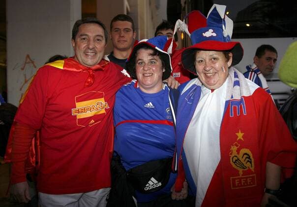 Fußballfans aus Frankreich und Spanien freuen sich gemeinsam auf das bevorstehende Länderspiel - - NOxONLINExUSE Fußball Länderspiel Herren Freundschaftsspiel 2008, Test, Testspiel, Nationalteam Gruppe Malaga Harmonie, Freude, Kameradschaft, Fußball Länderspiel Herren Freundschaftsspiel 2008, Test, Testspiel, Nationalteam Gruppe Malaga Harmonie, Freude, Kameradschaft,