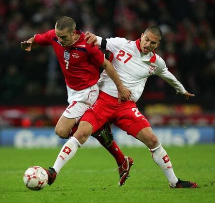 David Bentley (England, li.) gegen Gökhan Inler (Schweiz) - EDITORIAL USE ONLY. No use with unauthorised audio, video, data, fixture lists, club league logos or live services. Online in-match use limited to 120 images, no video emulation. No use in betting, games or single club league player publications. Fußball Länderspiel Herren Freundschaftsspiel 2008, Test, Testspiel, Nationalteam, Nationaltrikot, England - Schweiz 2:1 Gruppe London Dynamik, Fußball Länderspiel Herren Freundschaftsspiel 2008, Test, Testspiel, Nationalteam, Nationaltrikot, England - Schweiz 2:1 Gruppe London Dynamik,